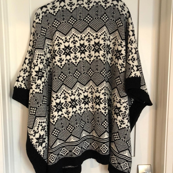 Black and White Knit Shawl - Picture 2 of 4